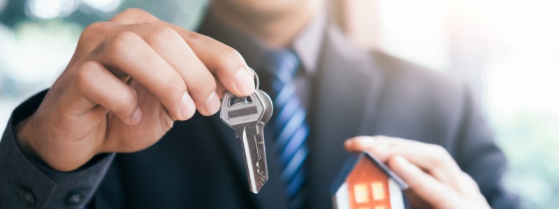 Partners Finances broker with home keys