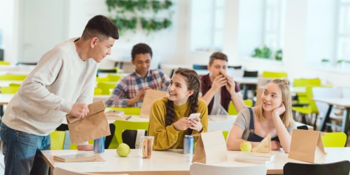 Inflação leva mais estudantes a recorrer a refeições sociais