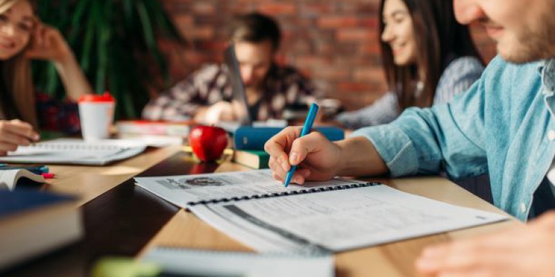 Os estudantes podem regularizar propinas em falta. Saiba como.