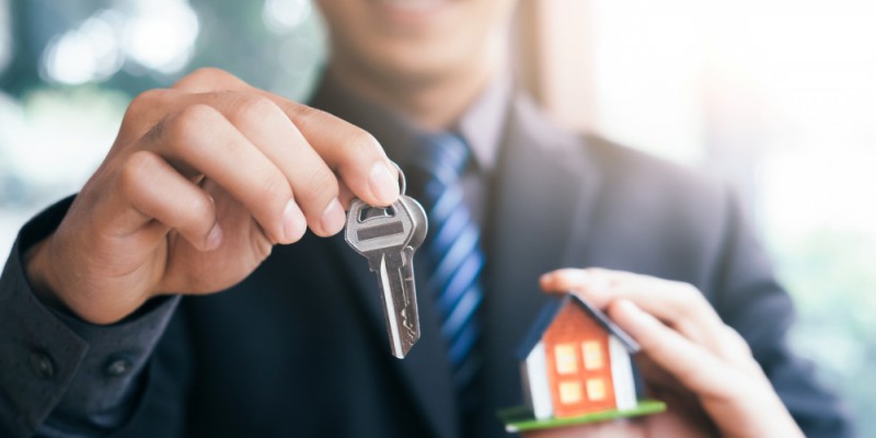 Partners Finances broker with home keys